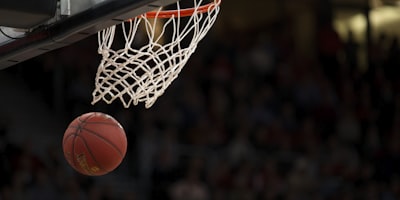 NBA篮球比赛精彩瞬间，球员突破上篮