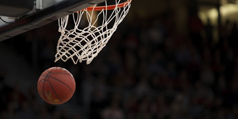 NBA篮球比赛扣篮精彩画面，球员腾空跃起将球砸入篮筐，球场灯光璀璨聚焦
